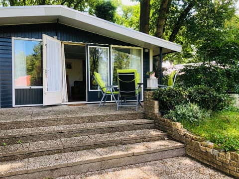 Property building, Facade/entrance, Garden, Dining area, Garden view