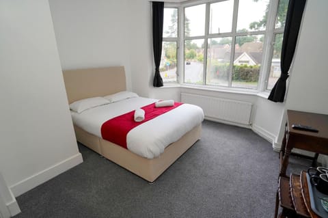 Gatwick Birchwood Lodge with Holiday Parking Bed and Breakfast in Horley