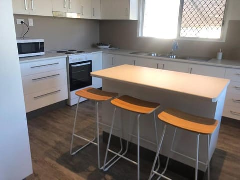 Kitchen or kitchenette, Dining area, oven