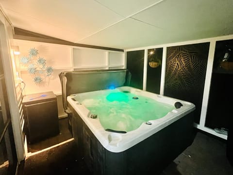 Hot Tub, Hot Tub, Spa and wellness centre/facilities