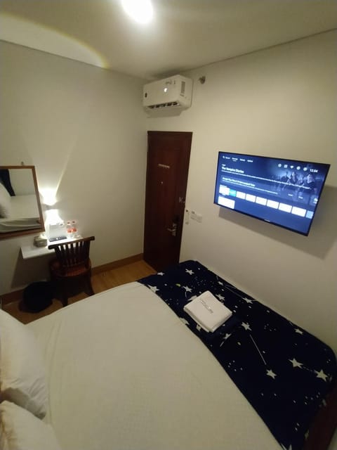 Bed, TV and multimedia, Bedroom, air conditioner