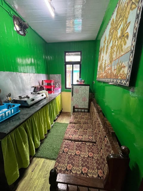 Kitchen or kitchenette, Dining area, stove