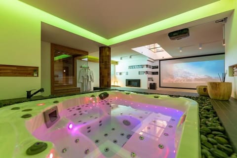 Serre-Chevalier, cinéma sauna jaccuzi, piscine été Chalet in Briançon