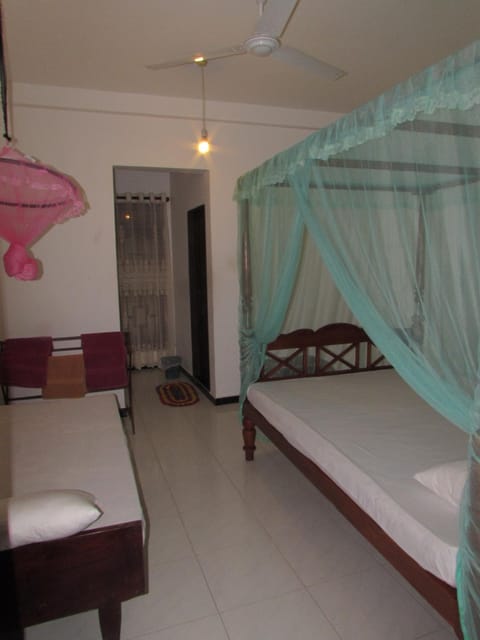 Rainbow Guest House Bed and Breakfast in Mirissa