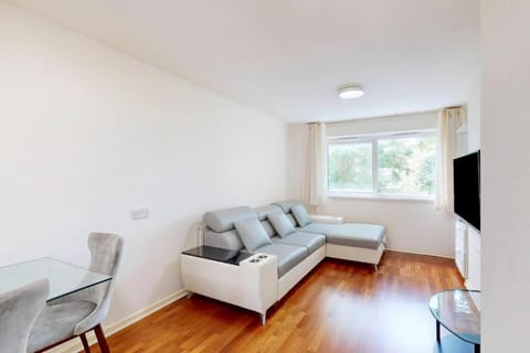 1Bed Maisonette with Free Parking in Crystal Palace House in London Borough of Croydon