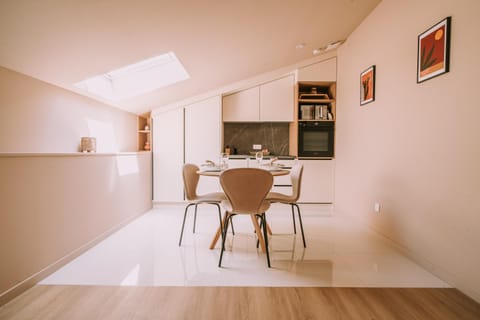 Kitchen or kitchenette, Dining area