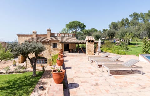 Property building, Day, Natural landscape, Garden, View (from property/room), Balcony/Terrace, Seating area, Garden view, sunbed