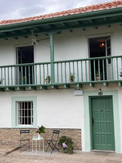 Casona a 1km de la playa de Gerra House in Western coast of Cantabria