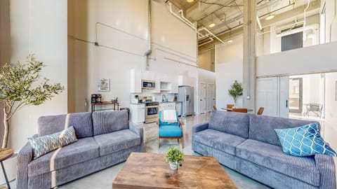 EPIC Urban Loft, 30ft Tall Windows, Next To Mayo! Apartment in Rochester