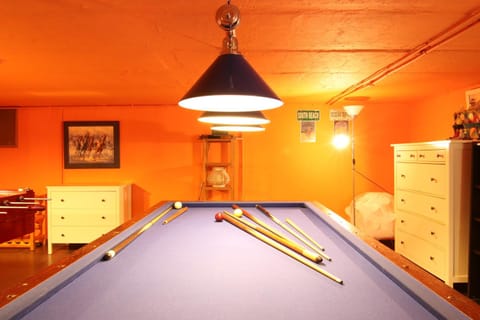 Billiard, Game Room