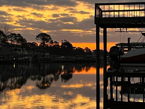 Dolphin Days Lagoon Retreat House in Lower Grand Lagoon