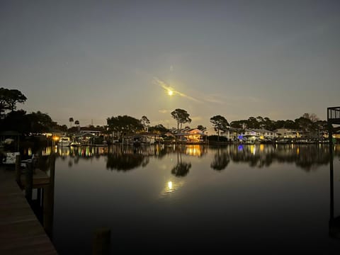 Dolphin Days Lagoon Retreat House in Lower Grand Lagoon