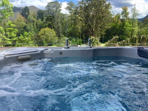 Tuckers Retreat Luxury tent in Canungra