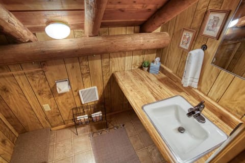 Charming Log Cabin in Tall Pines with Fire Pit Near Trails & Lake House in Pinetop-Lakeside