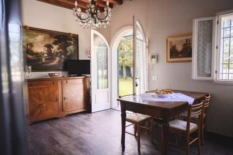 Communal lounge/ TV room, Dining area, Inner courtyard view