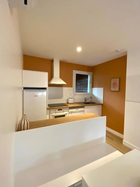 Kitchen or kitchenette, oven, pet friendly, stove