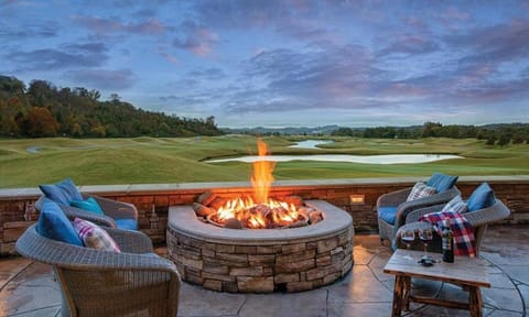 Patio, Natural landscape, Golfcourse, Seating area