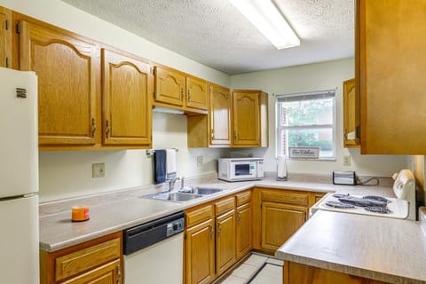 Convenient Dayton Condo with Grill 4 Mi to Downtown Apartment in Dayton