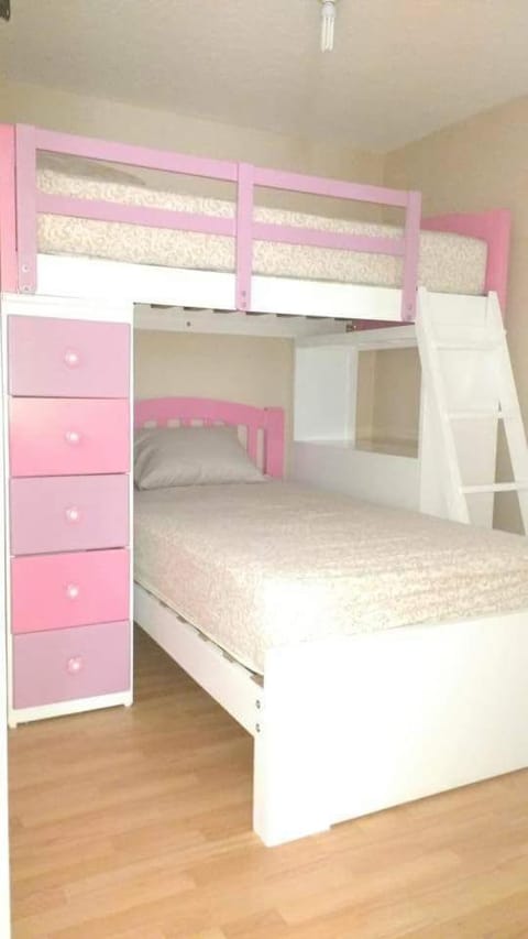 Bedroom, bunk bed