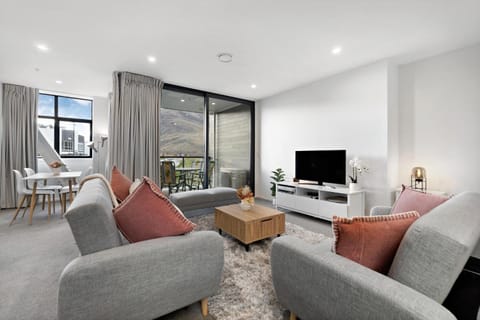 TV and multimedia, Living room, Seating area, Mountain view