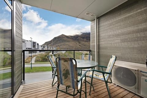 Natural landscape, Balcony/Terrace, Seating area, Mountain view