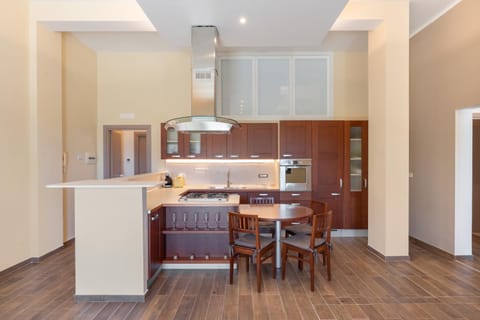 Dining area, Communal kitchen, oven, stove, toaster, kitchen