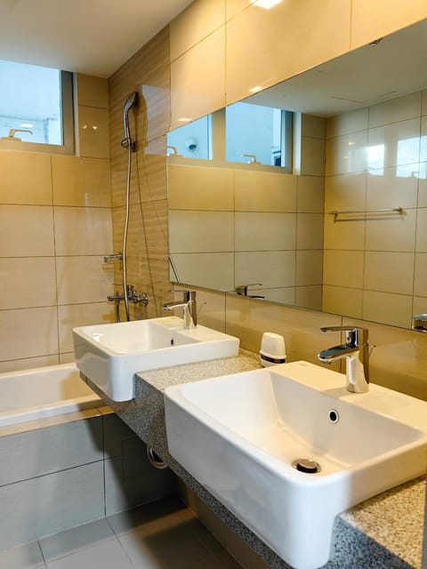 2BR in Uptown Parksuites BGC with balcony and bathtub Apartment hotel in Makati