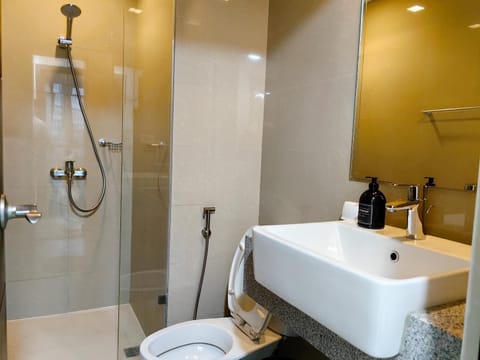 2BR in Uptown Parksuites BGC with balcony and bathtub Apartment hotel in Makati