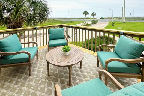 Salty Tides & Sunset Vibes House in Galveston Island