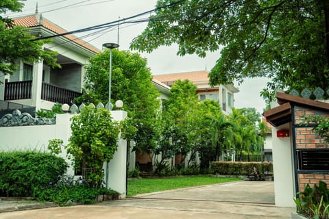 Property building, Spring, Day, Neighbourhood, Garden, City view, Garden view, Street view