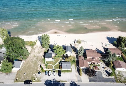 Beach Club of Oscoda - All 4 Beachfront Cottages Casa in Oscoda Township