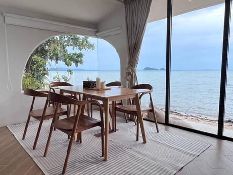 Living room, Dining area, Beach