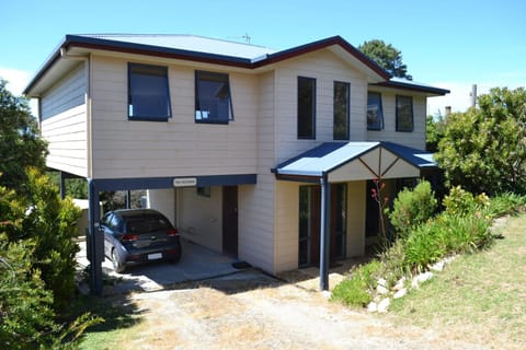 Property building, Day, Neighbourhood, Street view, Parking