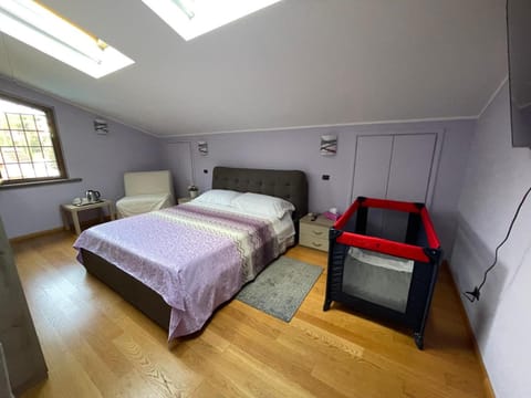 Bed, Photo of the whole room, Bedroom, cot