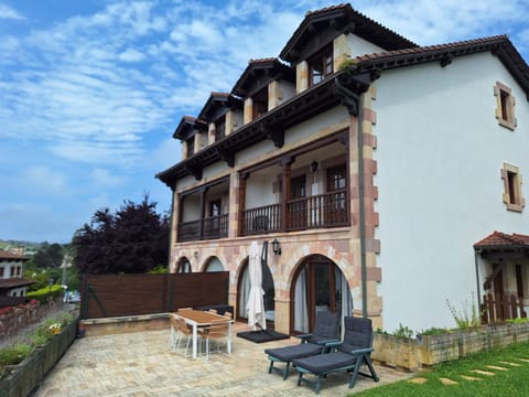 Property building, Day, Garden, Balcony/Terrace