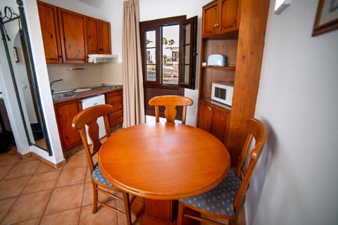 Kitchen or kitchenette, Dining area, stove