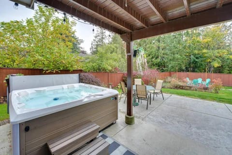 Massive 4 bedroom with Hot Tub House in Mount Vernon