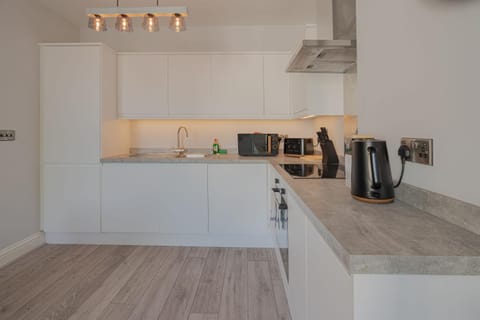 3 Bedroom Apartment By Primal Estates Short Lets in Brighton Apartment in Hove