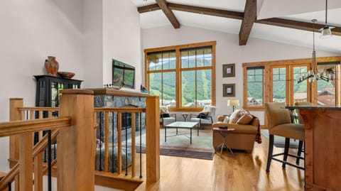 STOWE GLOBE 4 BEDROOM LUXURY CABIN SKI IN SKI OUT House in Stowe