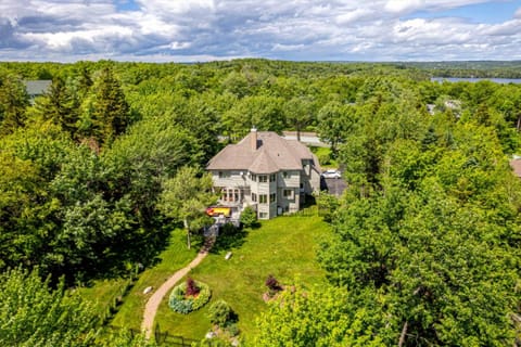 Elegant Lakehouse on Golf Course House in Halifax