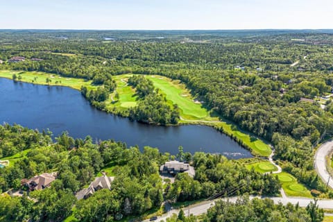 Serene modern Lakehouse on Golf Course House in Halifax