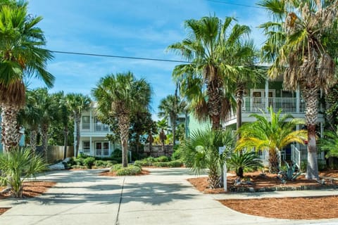 Rise and Shine Pet friendly Golf cart included House in Destin