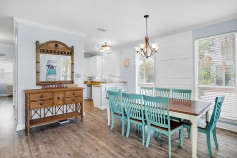 Deja blue Pool front Pet friendly House in Destin