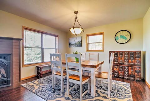 Dining area, fireplace