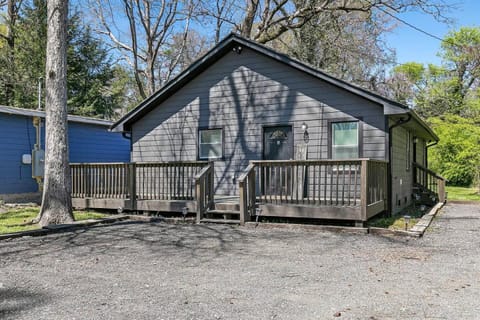 2 bedroom Rustic Duplex-Free Parking Apartment in Austell