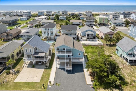 Coastal Chaos 303 Sand Piper Ln, home House in Holden Beach