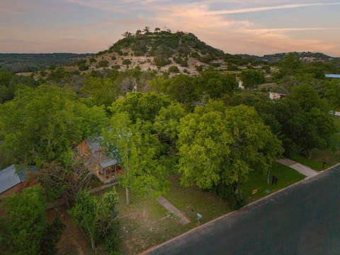 E-Pies Gasthaus - Hot Tub & Near Cross Mountain House in Fredericksburg