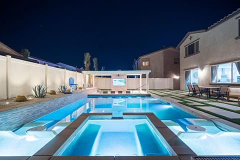 Coachella Luxe Oasis 6BR Resort Self Check-in House in Indio