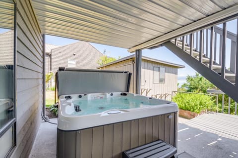 Spacious Camano Home with Hot Tub and Water Views! Casa in Camano Island