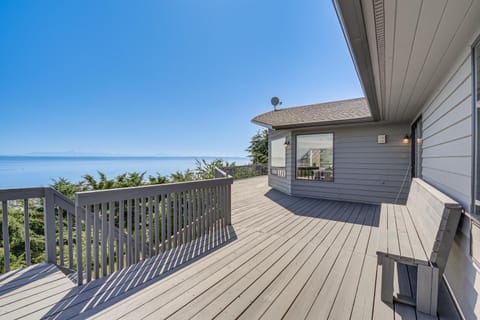 Spacious Camano Home with Hot Tub and Water Views! Casa in Camano Island